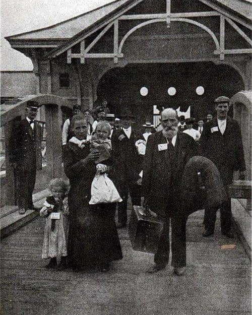 Welcome to America 1904, Ellis Island