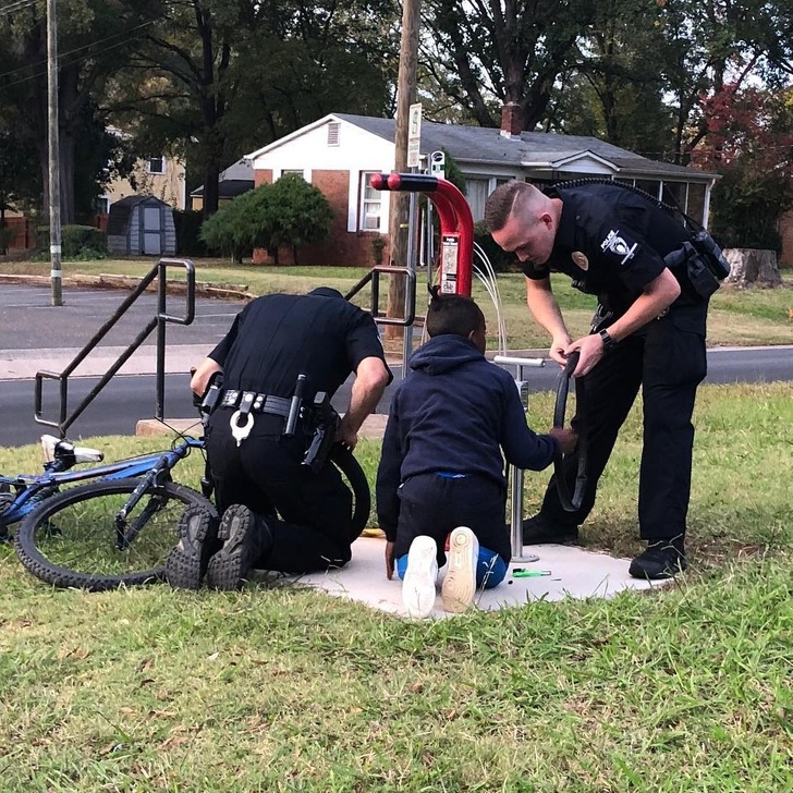 “2 officers stopped to help a young boy change a bike tire after they noticed that he was struggling on his own.”