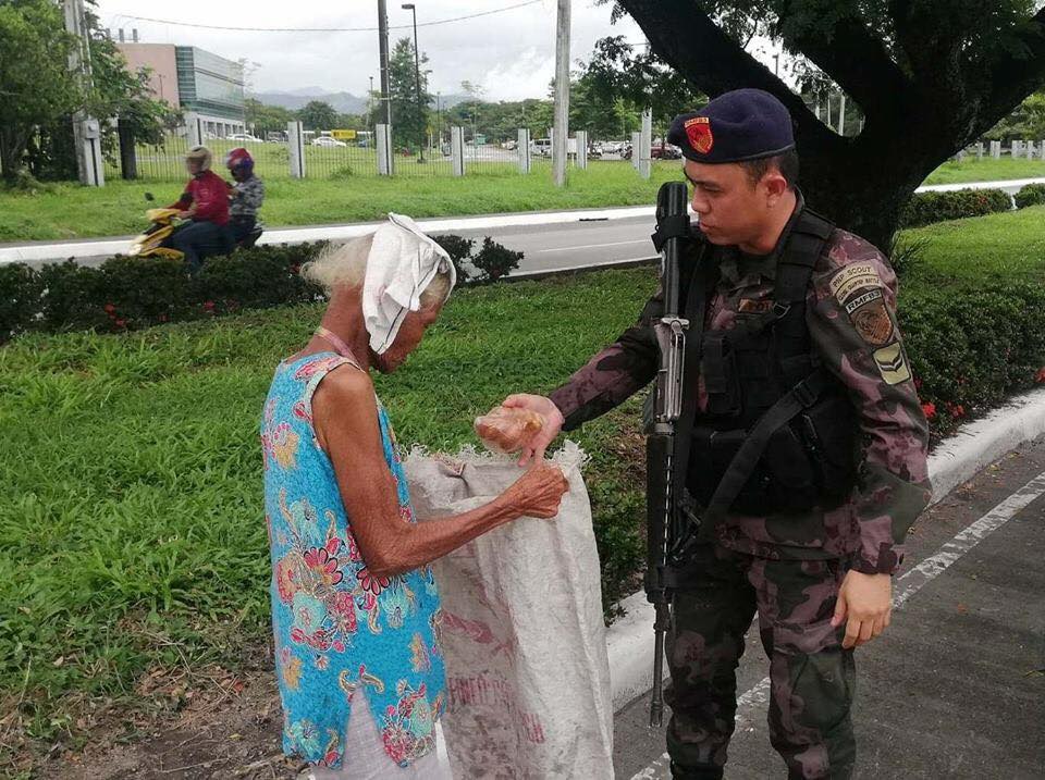 This policeman helped an elderly woman collect recyclable materials to sell.