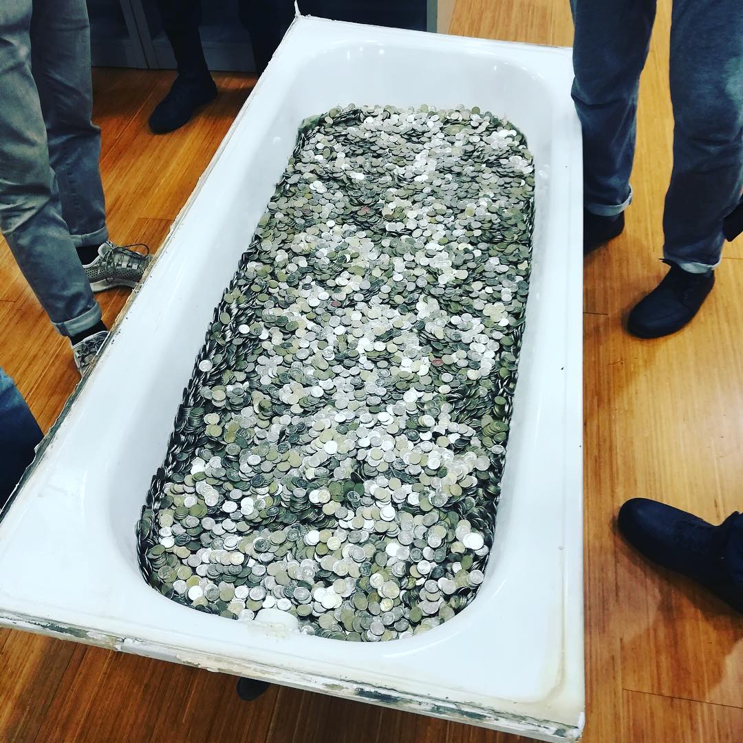 russian man buys iphone xs with bathtub full of coins - 24 Ne