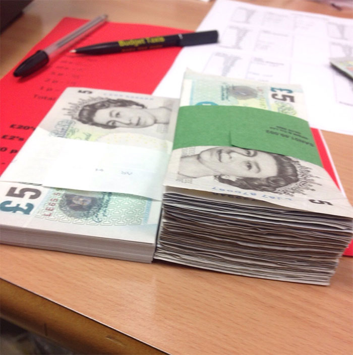 New £500 Bundle Of £5 Notes Compared To Used Ones