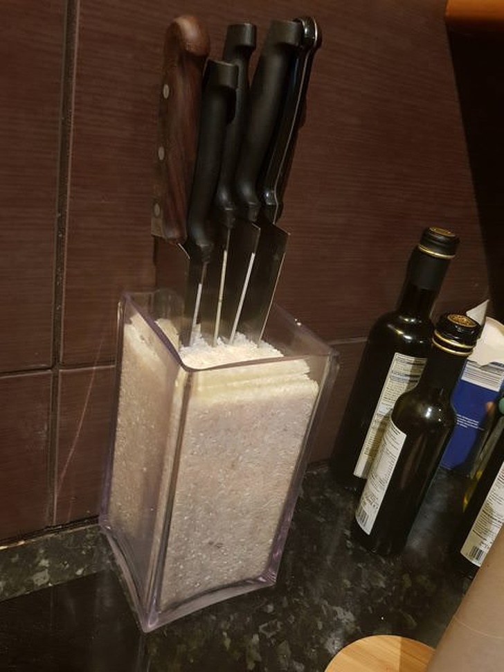 A vase filled with rice is the perfect alternative for a knife holder.