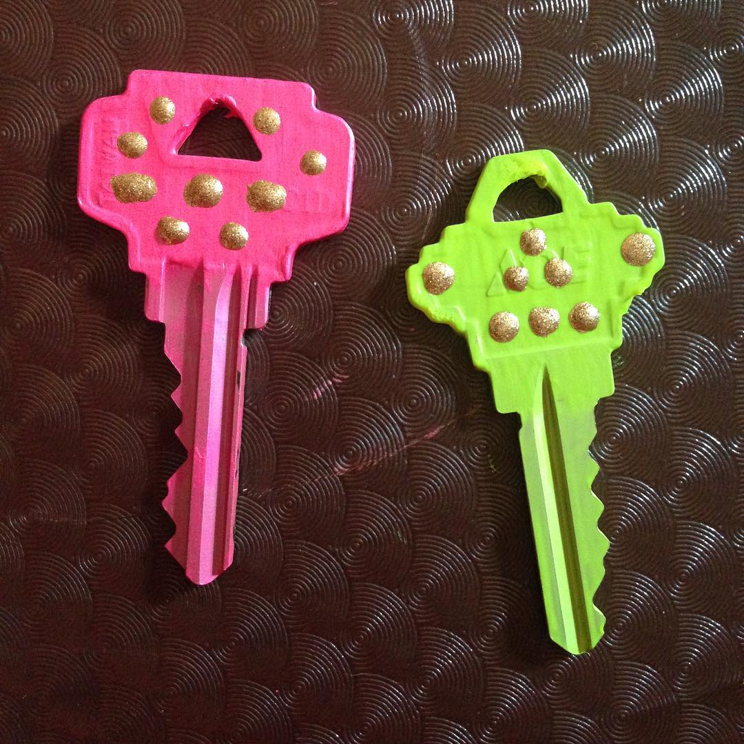 If you spend more than 5 minutes trying to figure out which of your keys unlocks your front door, there’s a way to make things simple. Just color your keys using nail polish and memorize the keys by color.