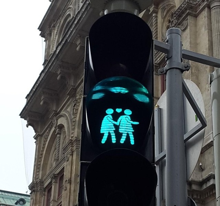 These traffic light figures in Vienna that fell in love