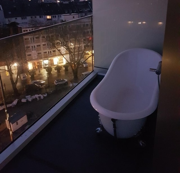 When the hotel you were going to stay at offered you a room with a bathtub that has a the city view