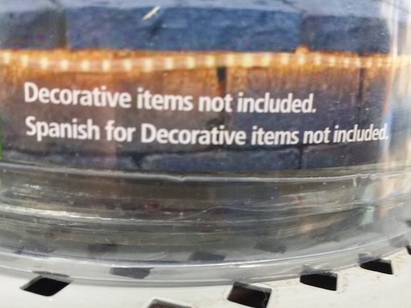 bumper - Decorative items not included. Spanish for Decorative items not included.