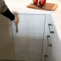 This kitchen construction allows you to store even more things in the lower cabinet.
