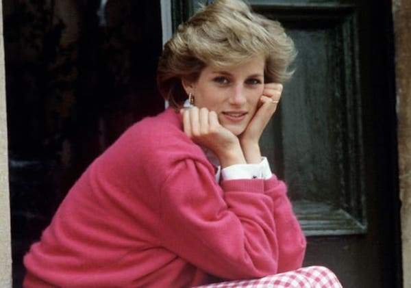 1992 – Princess Diana’s phone calls are leaked.
This is pretty much how the world found out that theirs wasn’t a fairy tale marriage. She was having a secret relationship with someone, and Charles was having an affair too.