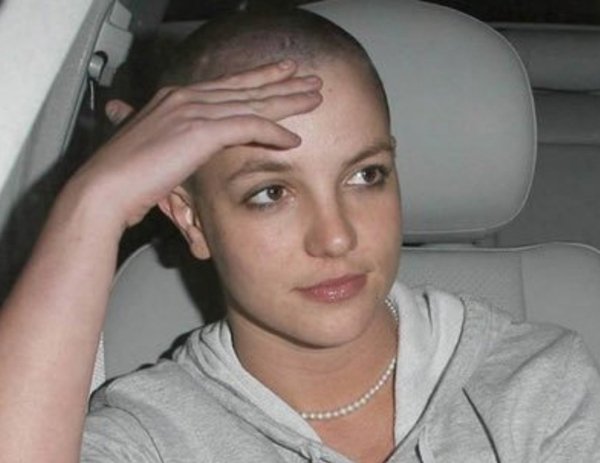 2007 – Britney Spears has a breakdown.
Everyone remembers this one, right? Brittney went into a barbershop, shaved her head, and attacked a photographer’s car with an umbrella.