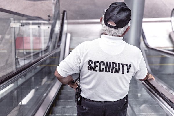 Sometimes things don’t always break fairly for the good guys. A California man, and security guard for a Best Buy in Roseville, pursued a man who punched a police officer on his way out of the store. The 40-year-old guard, Tyler, is also an Army Veteran and when he spotted the suspect being chased down by a police officer he took action himself to bring the assailant to justice.

Tyler told the local news, “He started running past me and I thought I was doing the right thing by stopping him.”

Sadly this is where the happy news dries up. But first, let’s break down the security guard’s actions after he spotted the cop in hot pursuit of the suspect.