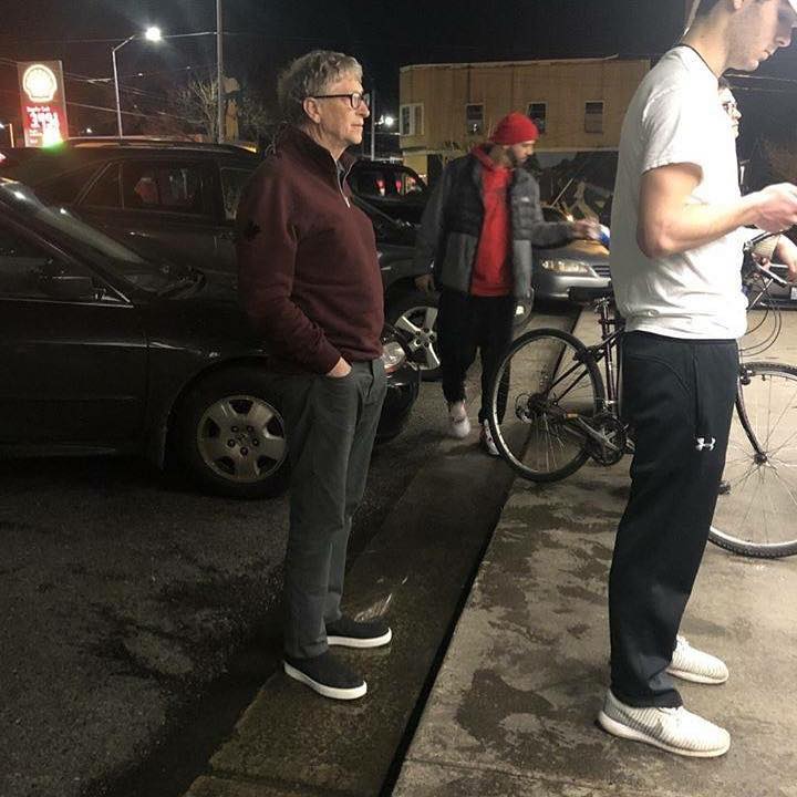 Bill Gates waiting in line for a burger at Dick’s