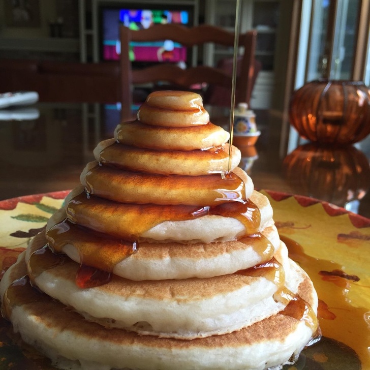 A perfectly organized pancake pyramid