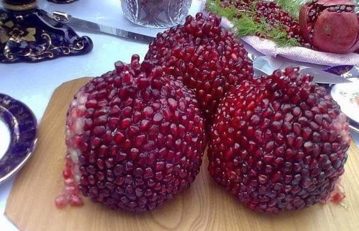 peeled pomegranates