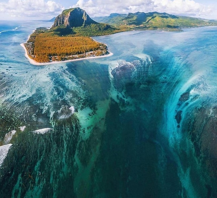 Underwater waterfall