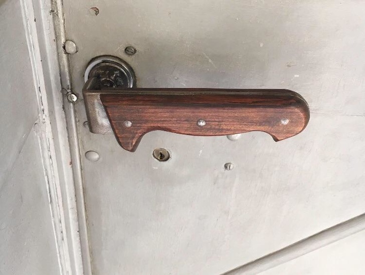 The handle to a knife shop door is also a knife.