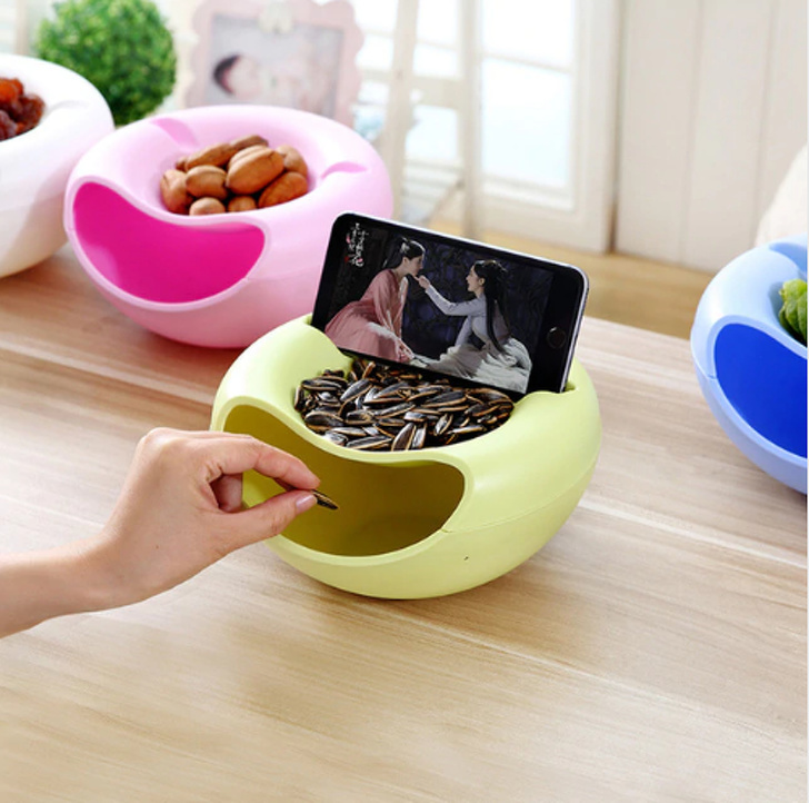 Snack bowl with a phone stand for a night in