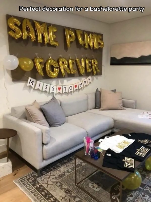 living room - Perfect decoration for a bachelorette party Sade Papas Maanatomimas