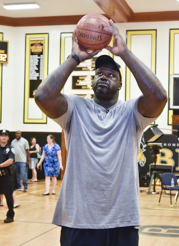 shaq holding a womans basketball - Woo Spalding Ta Ome
