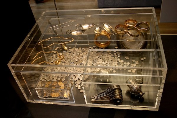 The Hoxne Hoard.
This was also one of the largest treasure troves ever found, back in 1992. What makes it awesome, was that it was also an accident. A farmer lost his hammer, so he asked a buddy to borrow a metal detector. He didn’t find the hammer, but found an oak chest filled with valuables such as jewellery, coins and silver spoons.

According to experts, the collection dates back to the 4th or 5th century, and has an estimated value of $3.8 million.