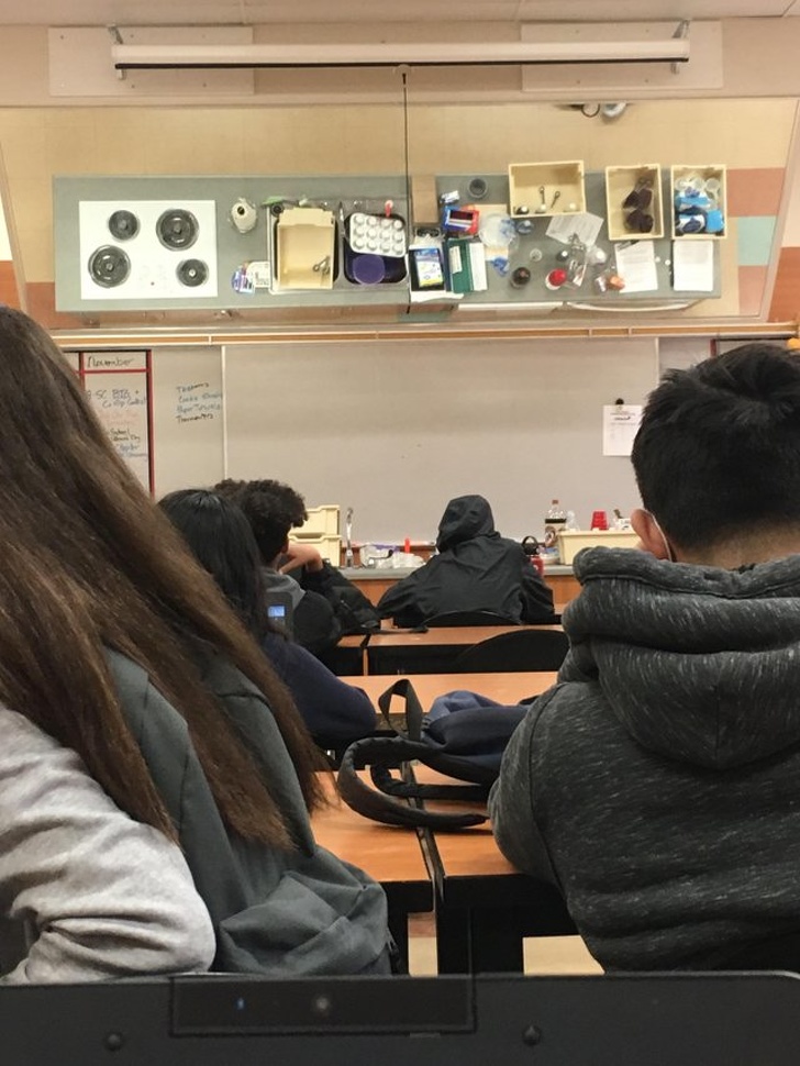 This cooking class has a mirror above the teacher’s table so the students can see what the teacher is doing.