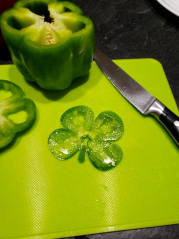 This green pepper created a little 4-leaf-clover.