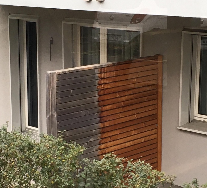 This wooden terrace barrier is only half-covered by the house.
