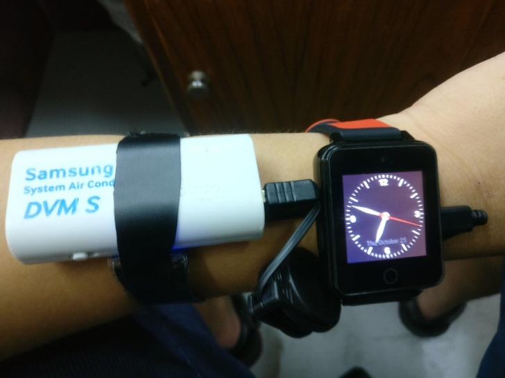 Your smartwatch battery is dead? No problem!