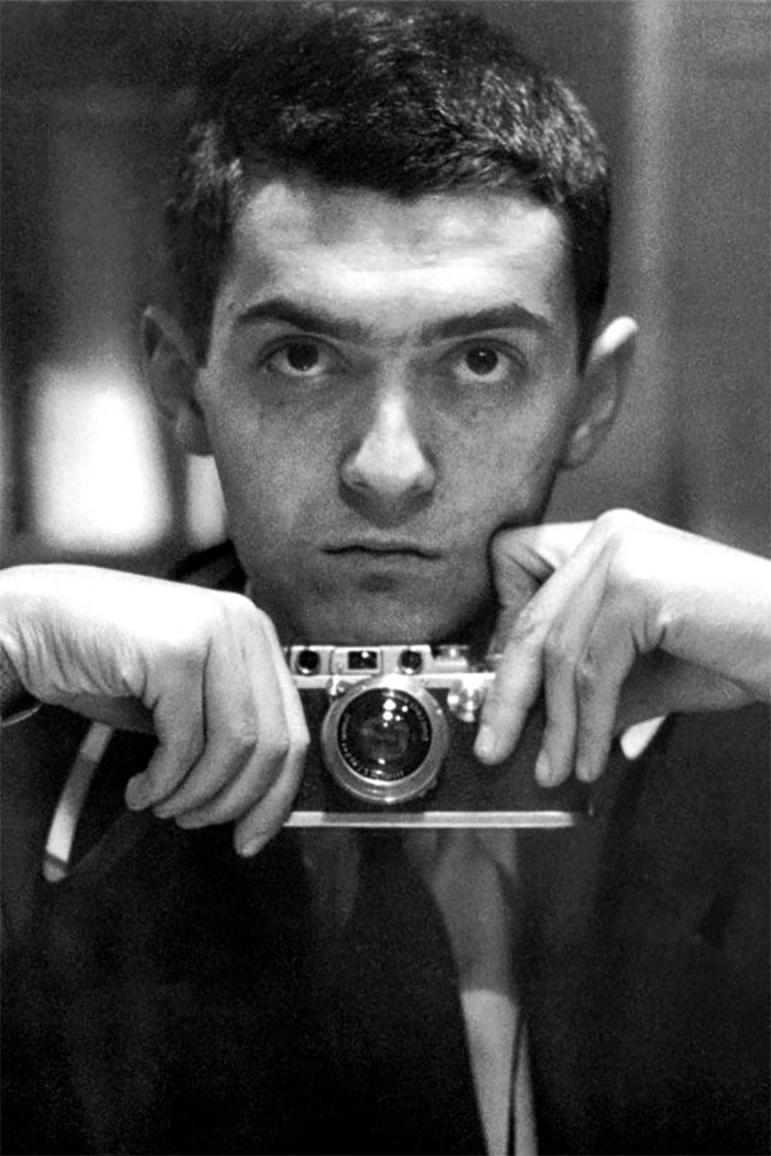 The notoriously rigorous perfectionist Stanley Kubrick is the man behind such movies as “2001: A Space Odyssey”, “Clockwork Orange”, or “The Shining”. Yet despite being isolated and reclusive in his private life, the legendary filmmaker had a soft side. He really really loved animals. At one point in his life, there were 16 cats living at his home, a company that he enjoyed even in his working room. And that’s not all. Eventually, the animal collective expanded as he got himself 7 golden retrievers and 4 donkeys.