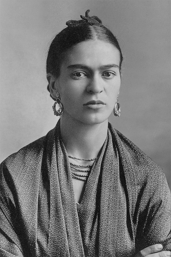 The eccentric Mexican artist Frida Kahlo suffered from very poor health all her life, but from the way she lived, it’s sure that she was no ordinary mortal. What made her special, was her love for animals. She had many pets and most of them seemed like they belong either in the jungle, or one of her surrealistic paintings. She kept dogs, monkeys, parrots, hens and sparrows. She even had a fawn called Granizo and an eagle with a slightly different name - Gertrudis Caca Blanca. Which translates to Gertrude White Sh… Yeah, you know how it ends.