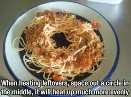 life hacks food - When heating leftovers, space out a circle in the middle, it will heat up much more evenly