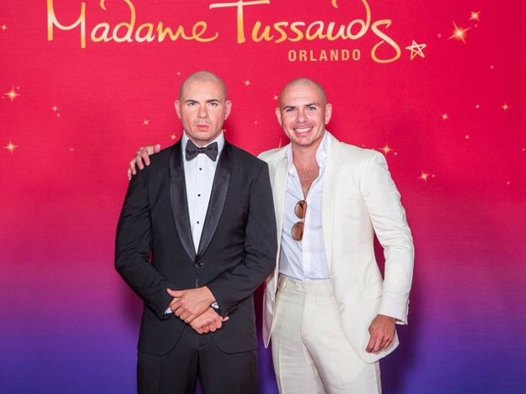 Pitbull was all smiles with his wax figure at Madame Tussauds Orlando.