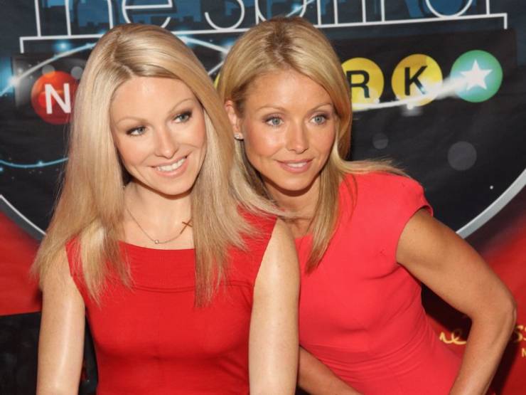 Kelly Ripa sat next to her wax figure as they both wore red.