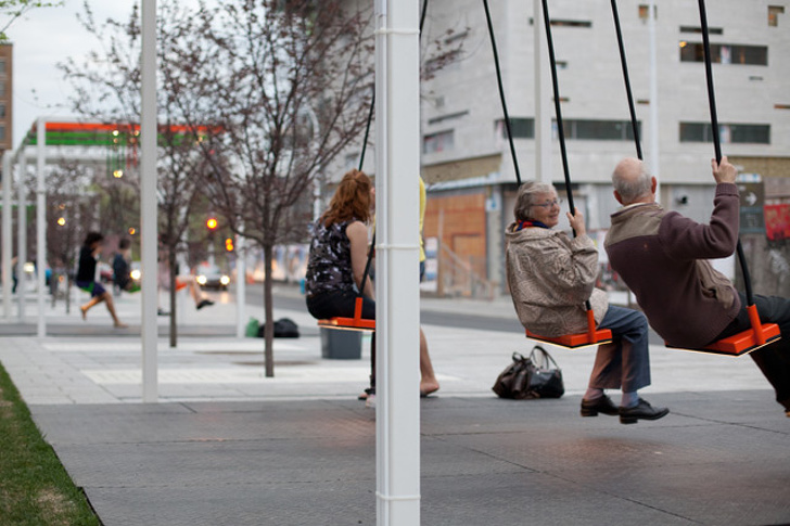 Return to your childhood with these swings while waiting at the bus stop.