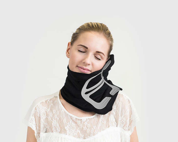 Travel anywhere without losing sleep with this light and flexible travel pillow.