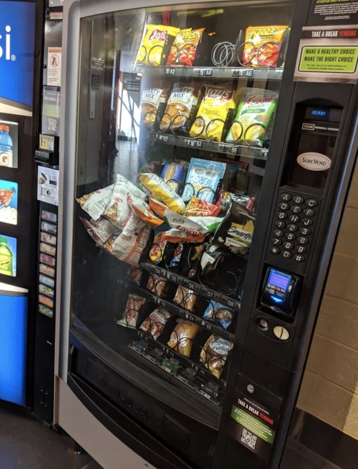mildly infuriating pic of a snack jam in a vending machine