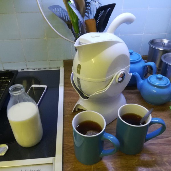 This kettle fits in to a tilting mount to help people with arthritis pour