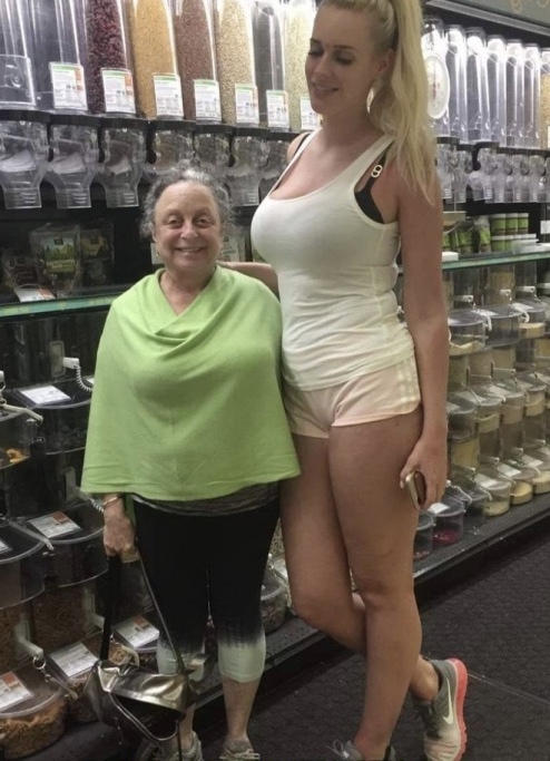 memes - tall girl short mom