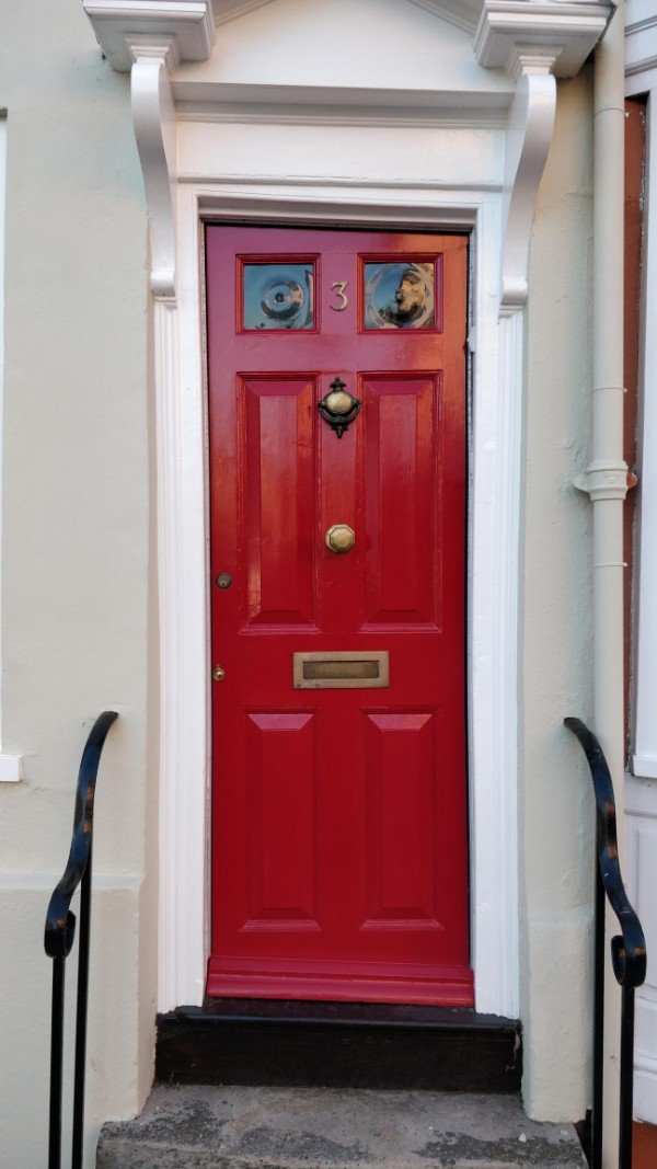 This uneven door.