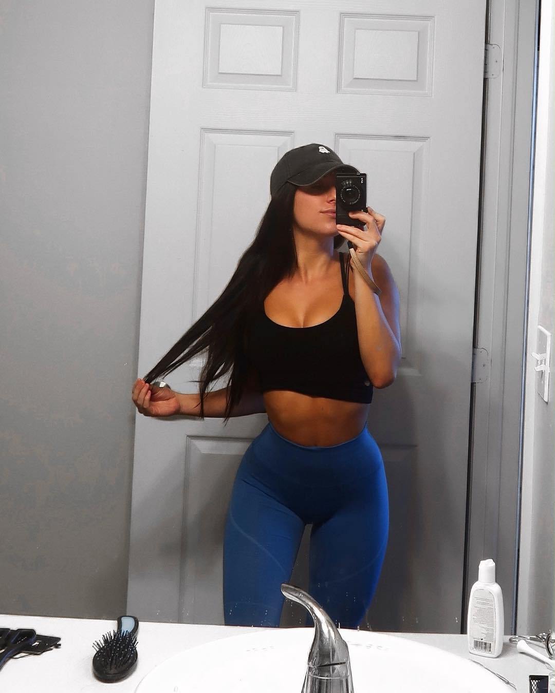 37 hot girls in yoga pants to get the weekend started.