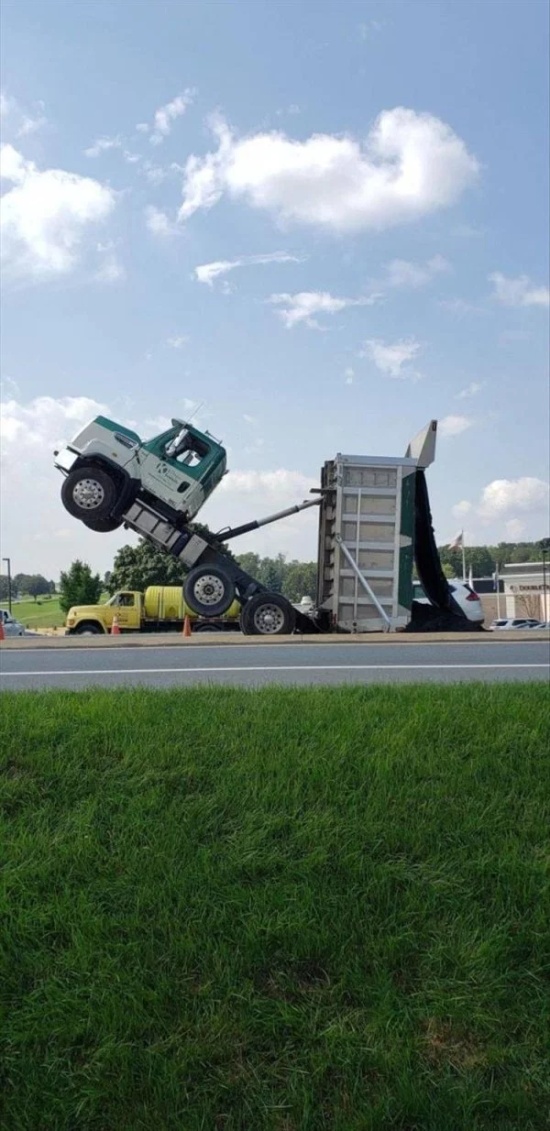 28 Car accidents that are beyond ridiculous.