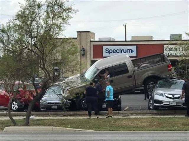 28 Car accidents that are beyond ridiculous.