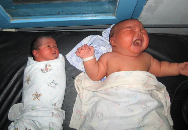 2 newborn kids of 8 lbs and 23 lbs.