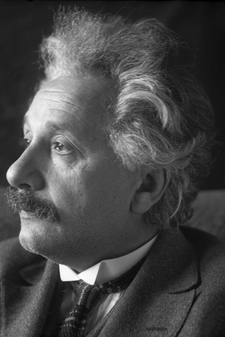Albert Einstein's brain weighed 2.7 lbs while an average brain weighs 3 lbs.
