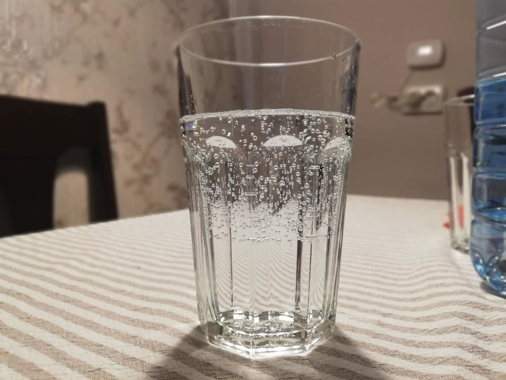 You can see the difference between tap water and sparkling water.