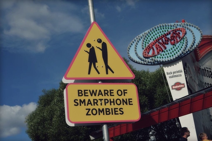 sky - 298 Rockperintia vaalimassa RadioCity Beware Of Smartphone Zombies