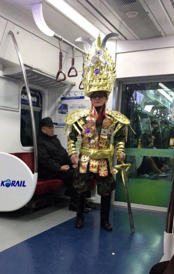 30 Strange things spotted on the subway.