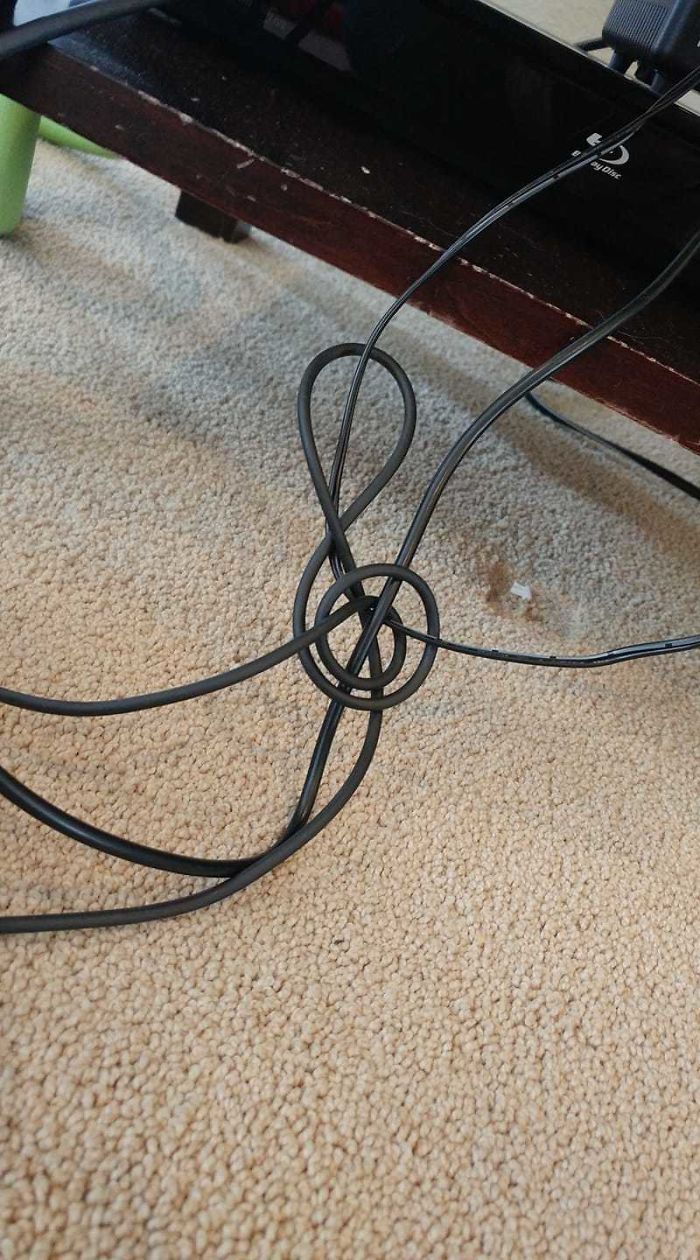 This Tangle Of Cables Looks Like A Treble Clef