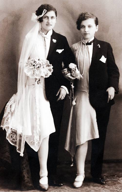 historical photo of 1920s lesbian wedding