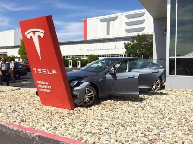 facepalm fail autonomous car crash - Te Tesla Store Deliner Center