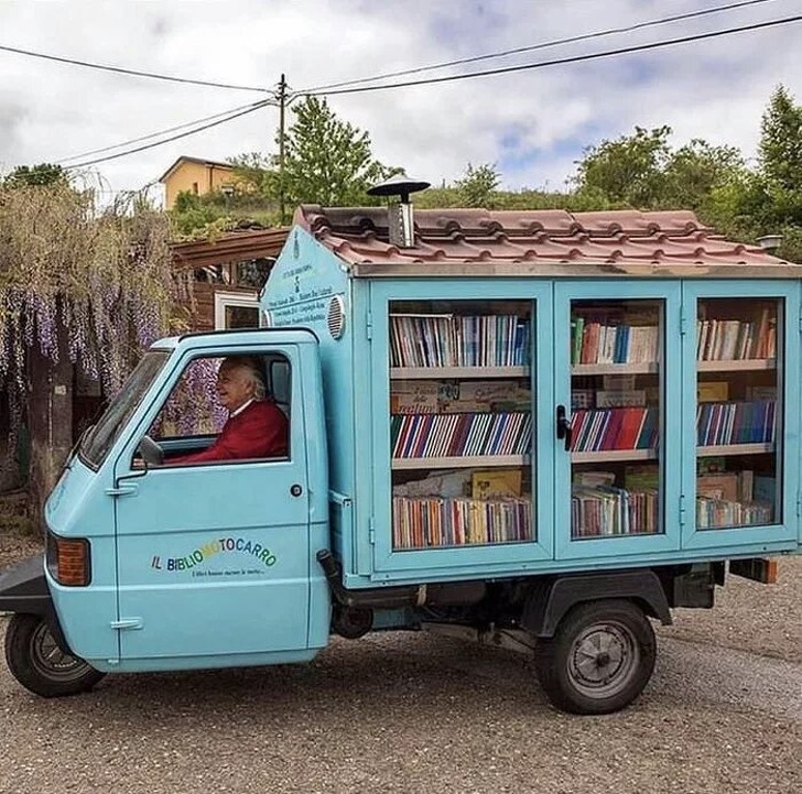 He turned his truck into a library.